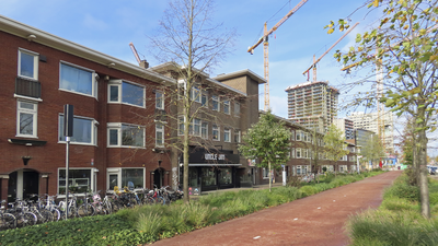 902103 Gezicht op een gedeelte van de rij van dertig sociale huurwoningenwoningen aan de Croeselaan te Utrecht, die ...